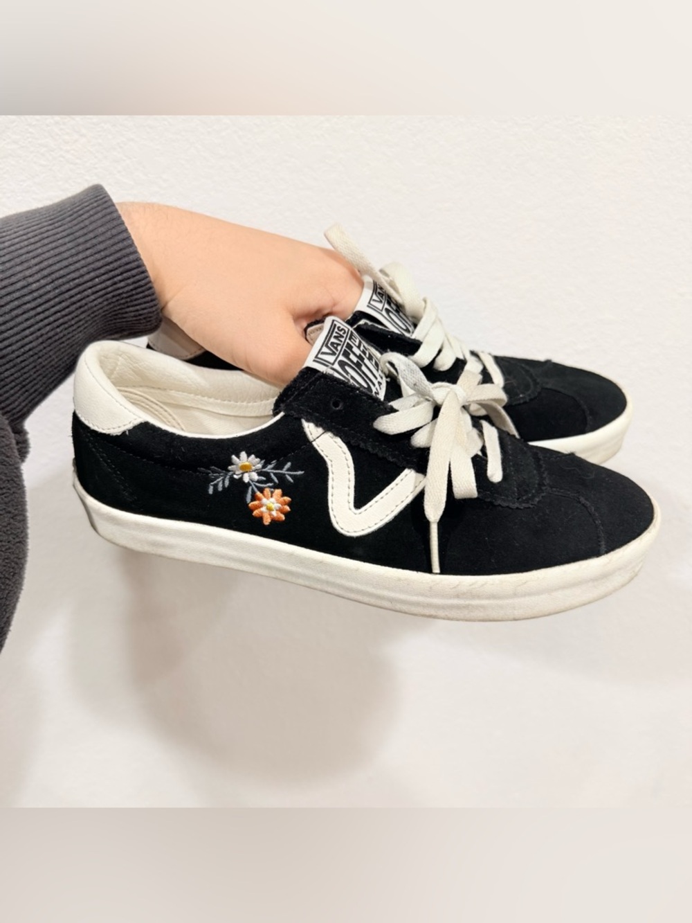 Vans Sport Low Trainers in Black Floral Embroidered Women’s Size 8.5 - Picture 2 of 8